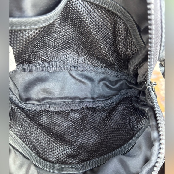 Lululemon Everywhere Belt Bag Balck - Picture 6 of 11